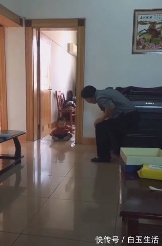 老人们|爷爷在客厅“偷吃”零食,被刚满周岁的宝宝盯上了,画面太暖心