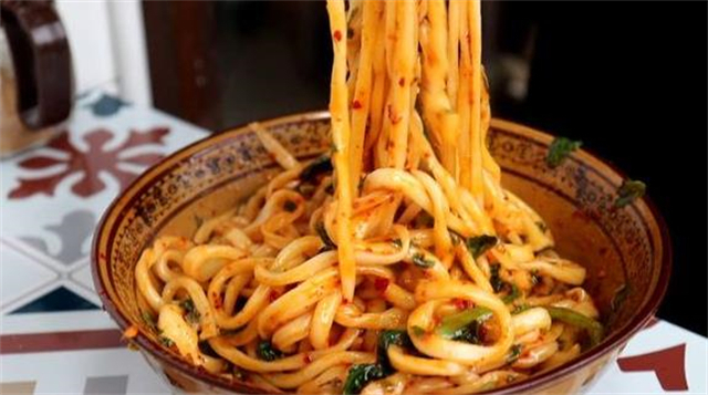 教你在家做陕西经典油泼面，又香又辣，好吃得停不下来，太香了