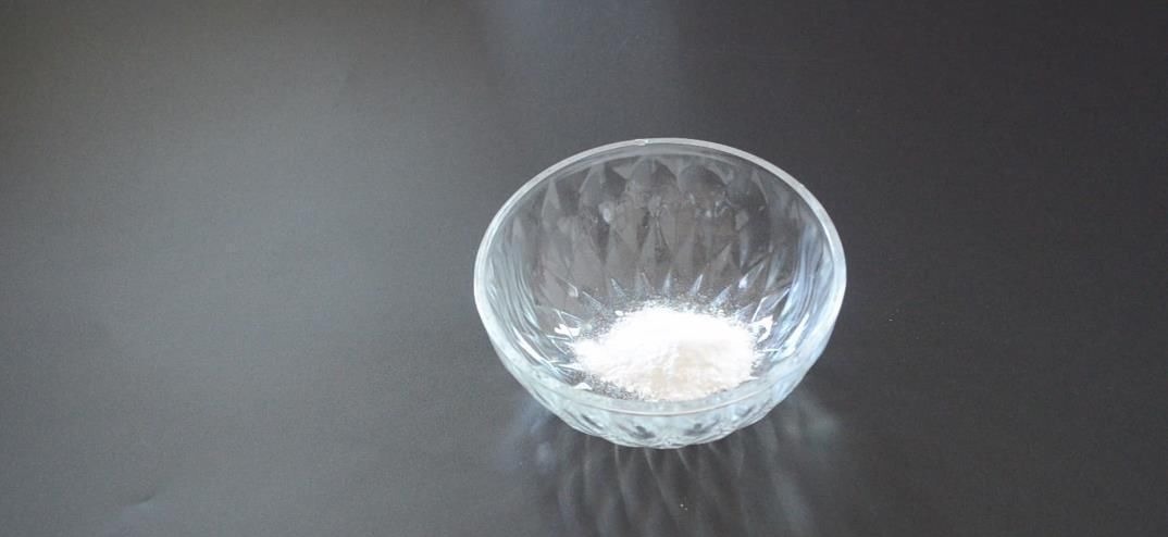 不管马桶多黄多脏, 只需倒一碗它进去, 马桶一冲立马变干净