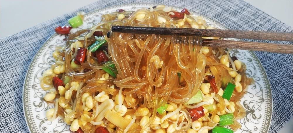 家常菜|豆芽炒粉条,地道家常菜,教你一个小技巧,豆芽入味,越嚼越香