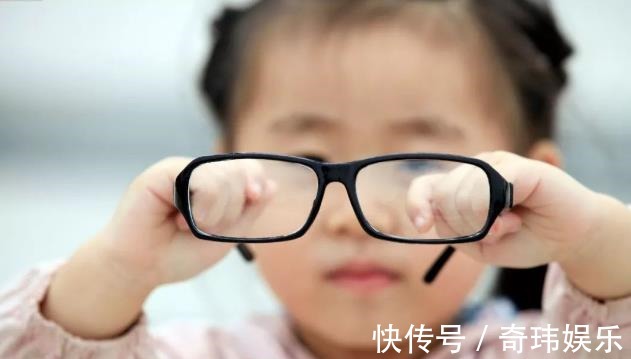 墨乌果|3岁女孩双眼近视1000度！眼科医生常吃3物，度数不涨反降！