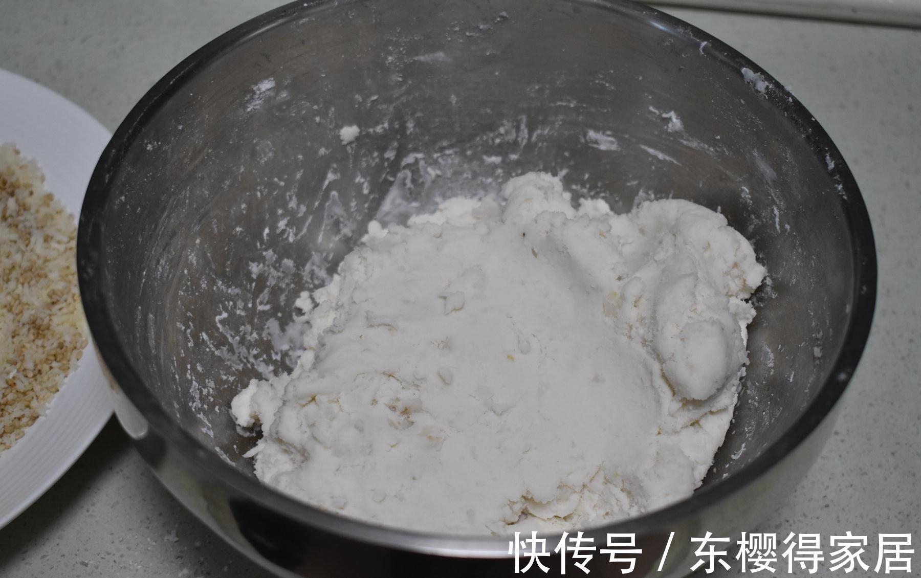秋天就该多吃这食材,简单几步做成小饼,香脆软糯,好吃营养解馋