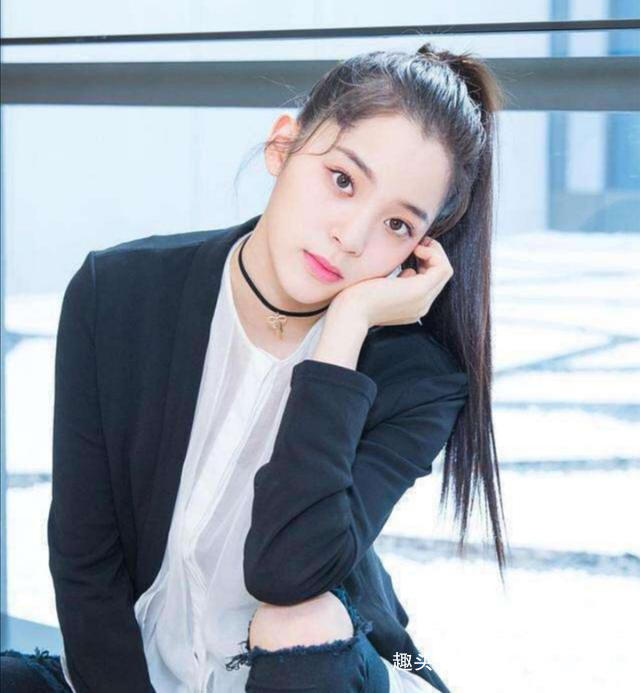 女人不管奔几，扎马尾时少犯这3个''错误''！掉发不说，还显脸大