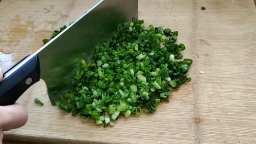 自制|超简单的自制零食:香葱薄脆,太香太脆了,宅家必备