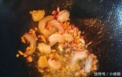 做法|剩米饭别扔了,用它做蛋炒饭,营养丰富,有肉有菜,做法还简单!