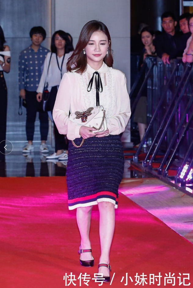 雪梨虽是网红出身，但穿着还挺大气，看来当了老板之后就是不一样