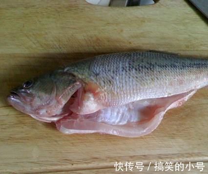 做清蒸鲈鱼,最忌加盐和料酒!掌握3要点,鱼鲜嫩无腥味,超好吃