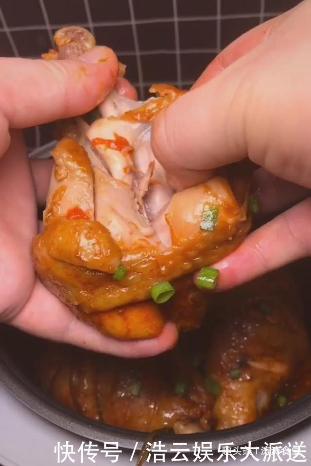  电饭锅|颜色红里透亮，肉质鲜嫩入味，做成后满屋飘香，超级诱人，煲鸡腿
