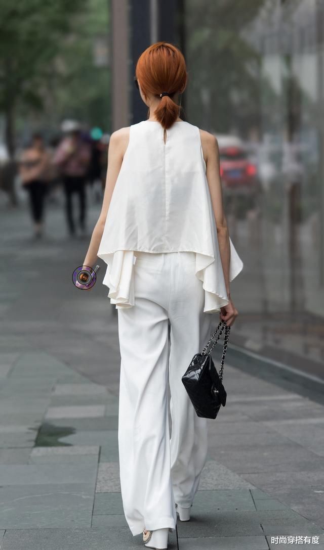 魅力动人的打底裤装扮很有时尚感，透出完美的成熟感，时尚魅力