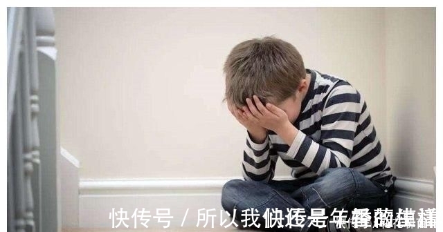 孩子|爸爸怀里抱着女儿,儿子一脸委屈坐在地上,直言我是捡来的吧