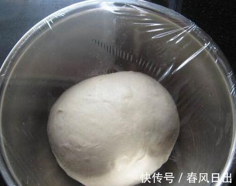 发面时,别只会加酵母!再加这2样,10分钟发满盆,馒头暄软蓬松