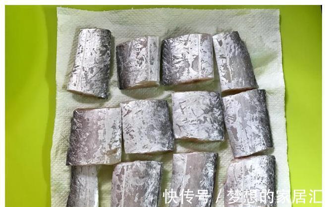 炸带鱼|在家炸带鱼时,别直接下油锅炸,多加2步,带鱼酥香入味不粘锅