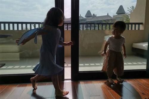 儿子当众“斥责”父母偏心妹妹,看清妹妹脸后,网友:不偏心都难