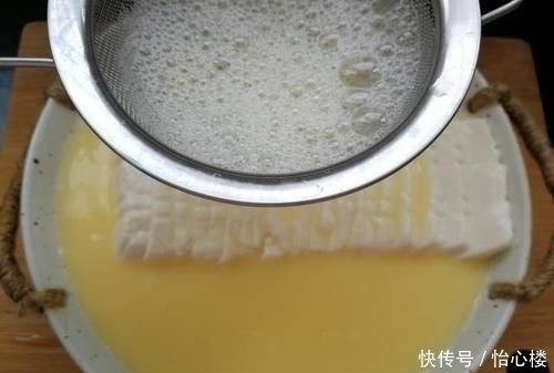豆腐里打入两个鸡蛋，简单蒸一蒸，鲜嫩爽滑，营养健康特解馋