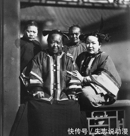 表演|晚清时期老照片:街头表演吞剑,最后一张是清朝女子真实长相!