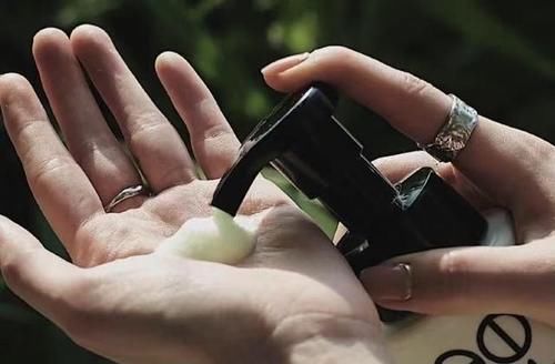 面霜 过了50岁,再懒也要学会这4种护肤方法,养成好皮肤并不难