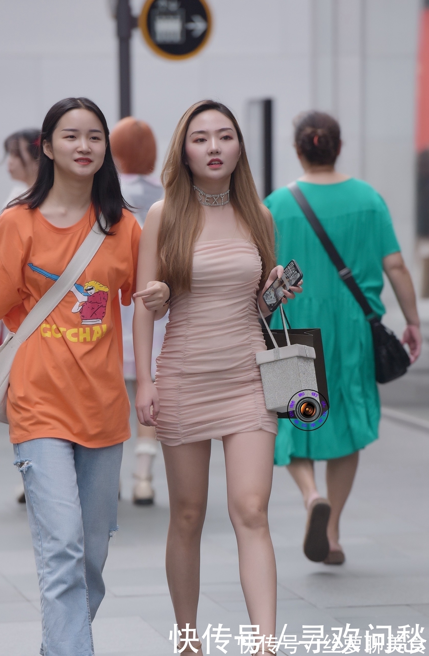 大长腿 美女穿裸色压褶吊带裙，搭配裸色一字带凉鞋，显身高腿长气质迷人