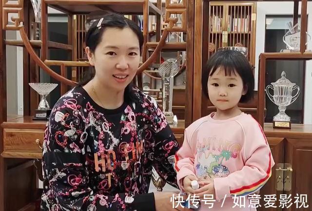 乒乓球队|李晓霞面对女儿超温柔!大女儿梦想当奥运冠军,身后多个奖杯抢镜