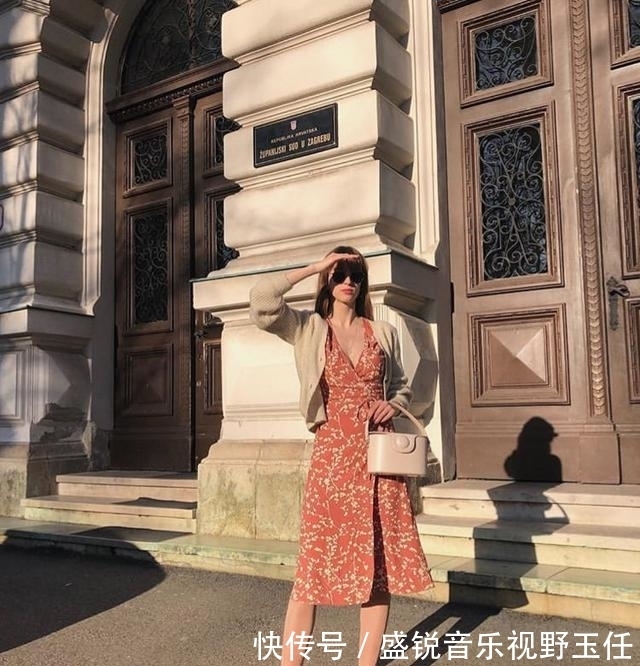 早秋|今秋火了一种穿法叫:“连衣裙+开衫”,时髦显高,照着穿就对了