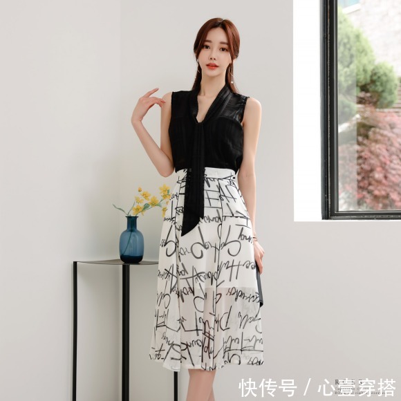 时尚|女神孙允珠高清时尚搭配:韵墨雪纺束领字母层叠无袖裙