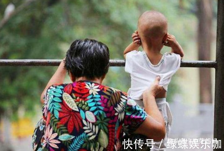 奶奶|宝宝跟奶奶睡觉从来不哭,妈妈偷扒门缝怒了:脸不要了?