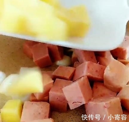 土豆焖饭|懒人必备的一道美食，制作简单，吃起来美味可口，饱腹感又强