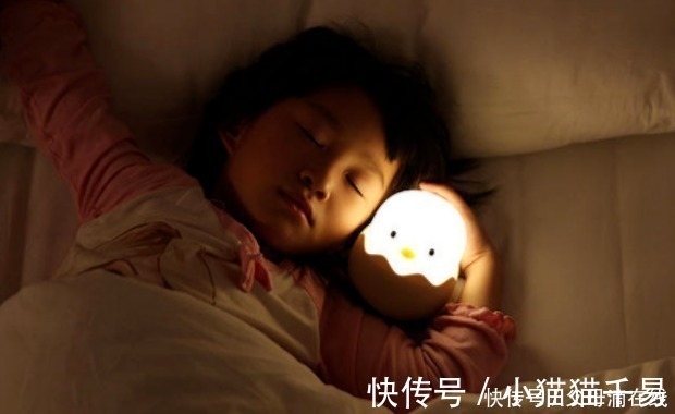 身高|睡觉前,家长不要做这“3件事”,对孩子身高发育有阻碍,要知晓