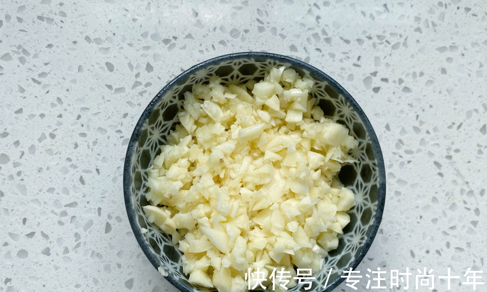 入味|蒜蓉粉丝蒸虾,粉丝不要焯水记住1招,虾肉鲜嫩粉丝入味又好