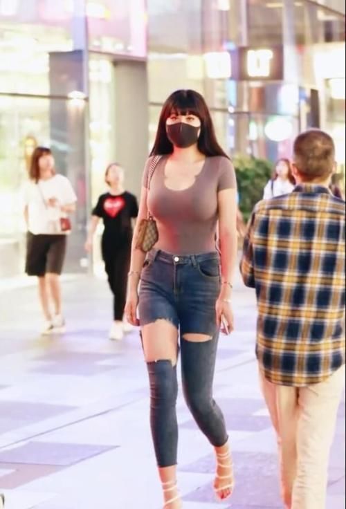 破洞 凸显个性的破洞牛仔裤,走在街头,轻松穿出少妇的性感身段