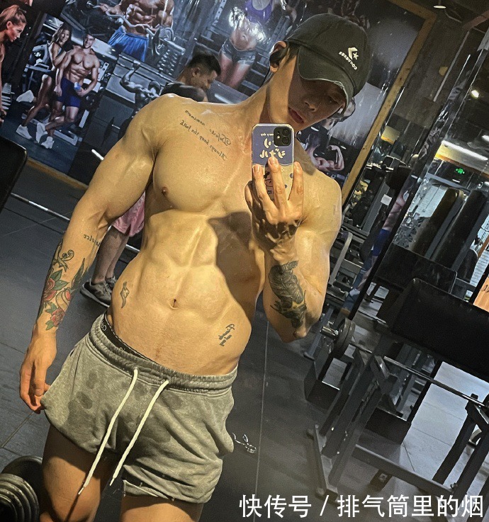 自律|健身房里披荆斩棘的哥哥,腹代表自律,背代表毅力,胸代表力量!