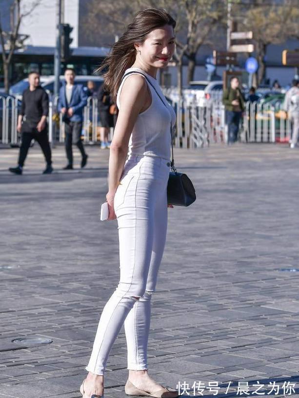 时髦 时髦的打底裤美女,展现迷人身材,成为街头一道靓丽的风景线!