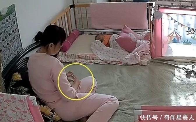 唐女士|趁宝宝睡着,保姆在一旁重复做动作,宝妈从监控看到后感动