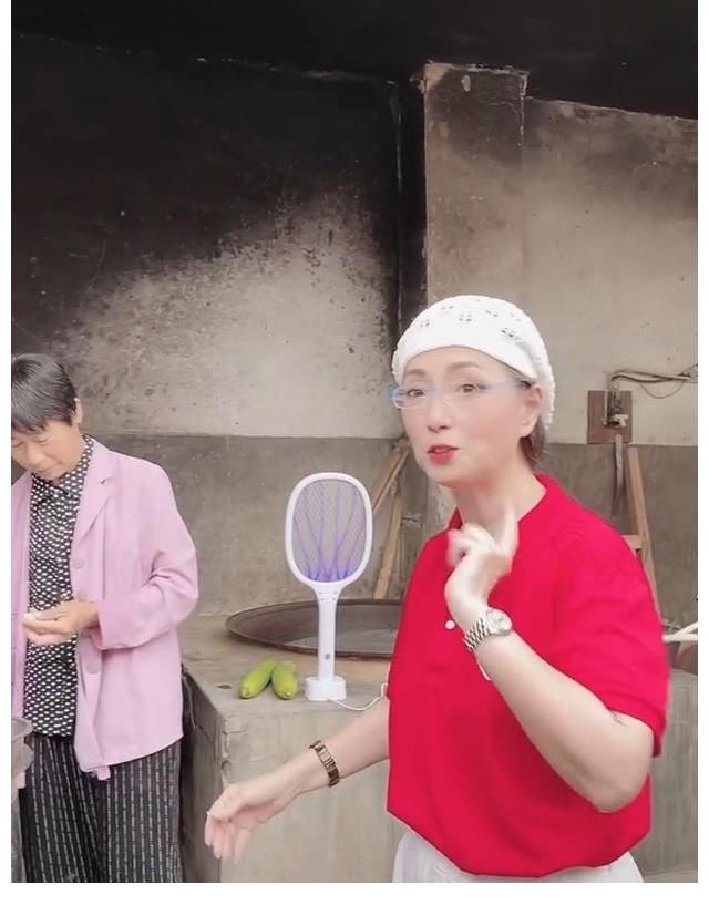 社交平臺(tái)|“石榴姐”現(xiàn)身鄉(xiāng)村務(wù)農(nóng)，墻上滿是煙灰污垢，身價(jià)過(guò)億生活仍節(jié)儉