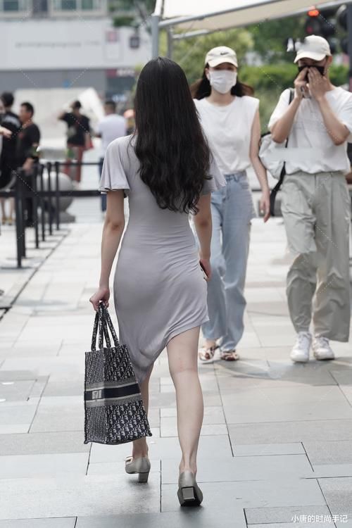 灰色修身褶皱裙，满满的设计感，性感又时尚。