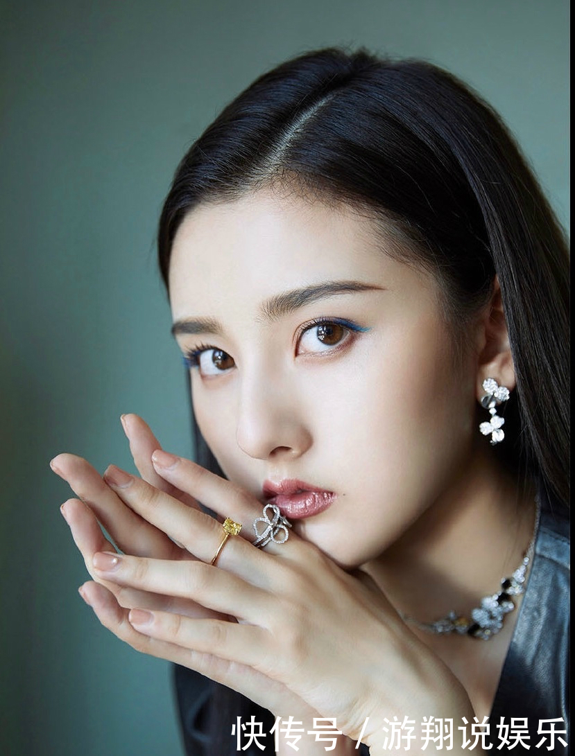 告别冬季沉闷，娜扎热巴都在画彩色眼线，个性又吸睛，时髦精必备