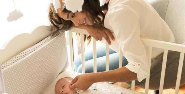 睡眠质量|一家4口“睡姿”走红,完美诠释:爸妈是真爱,两个娃是意外