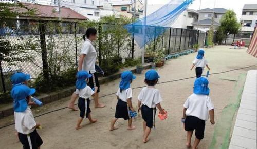 日本“赤足教育”火了，从小光脚的娃与不光脚的，10年后差距明显