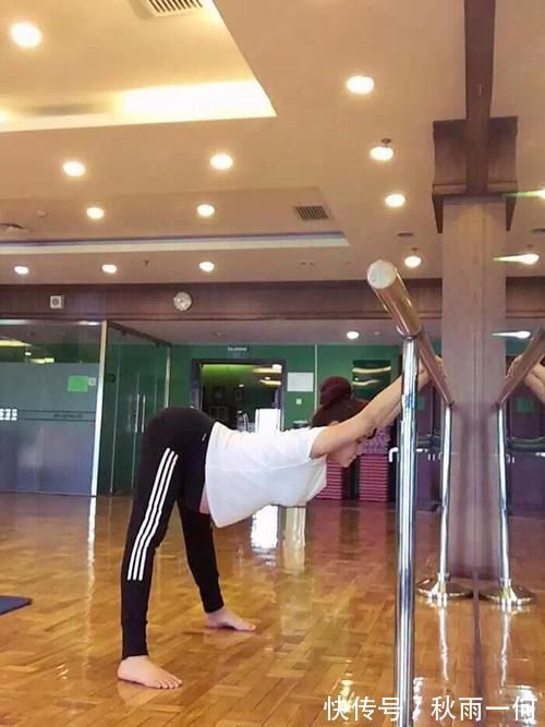 马甲线|怀孕8个月,马甲线清晰可见,分娩后身体立即恢复,却被网友骂惨