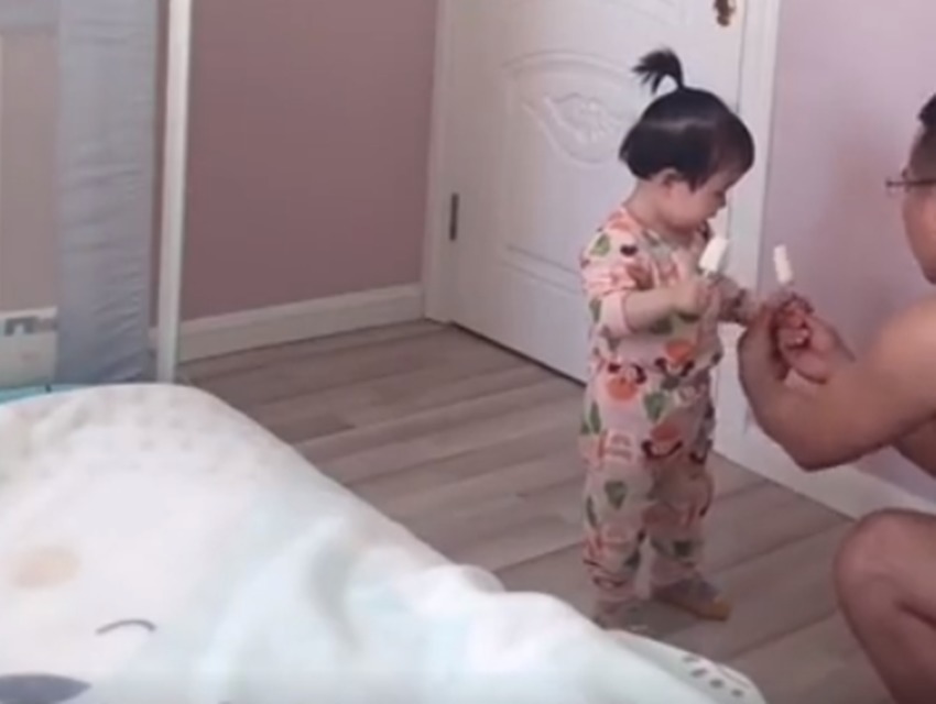 打掩护|亲爸带娃偷吃冰棍,为防止被妈妈抓包,“打掩护”的方式令人赞叹