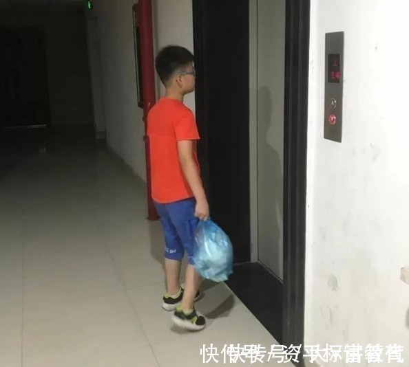 家长|双减后的周末,老师突然要求家长上传生活照,有人爆出了“猛料”