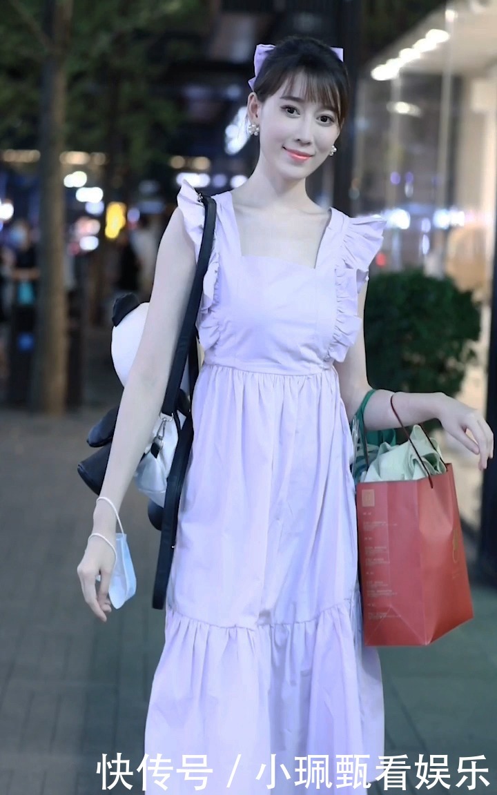 身穿浅紫色连衣裙的小姐姐,清纯甜美,仿佛校园女神