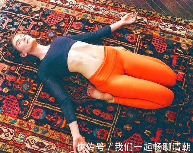 右脚|腰部脂肪多练习几招瑜伽动作,消除腰部赘肉,展露纤纤细腰