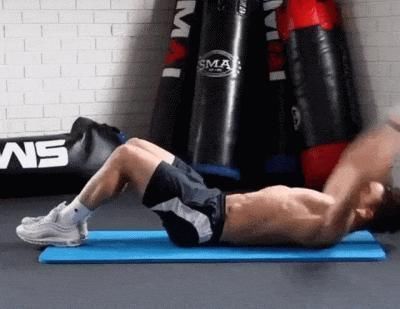 动作|她是最健壮的姑娘拥有麒麟臂、完美腹肌的小姐姐是如何练腹的