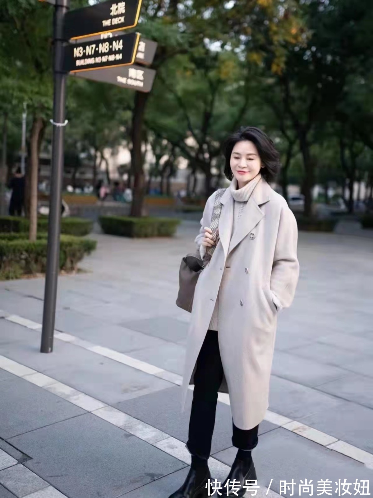 毛衣|上年纪的女人,“大衣+短靴”更显气质,高级洋气不说还保暖