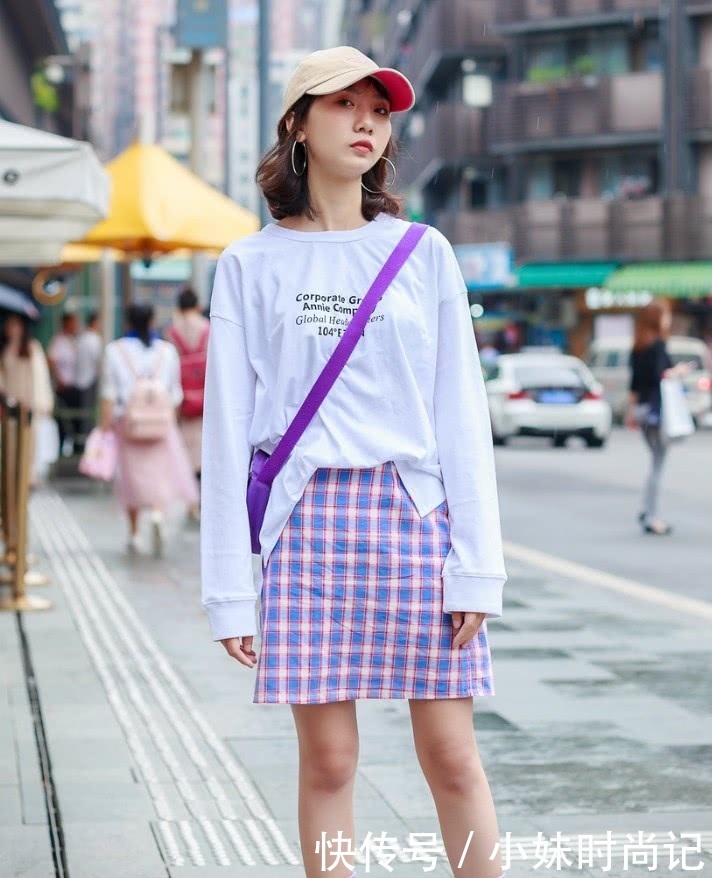 美女|街拍美女:小姐姐紧身裤+小白鞋,瘦是很瘦了,但穿出来全是皱褶