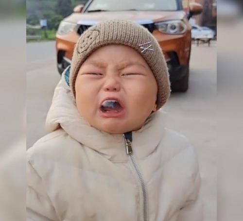 宝宝|萌娃被宝妈惹哭,哭出的大泡泡令网友哭笑不得:小鲤鱼吐泡泡了!