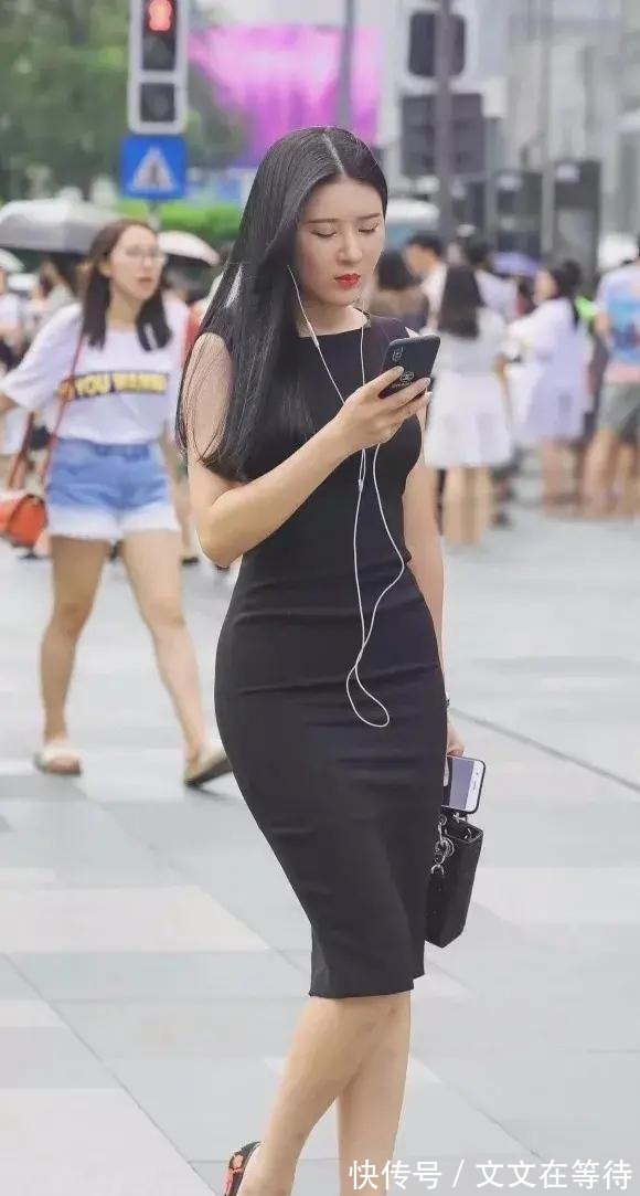 裙子 紧身瑜伽裤巧穿搭,搭配紧身小背心,尽显“女神般”的风情!