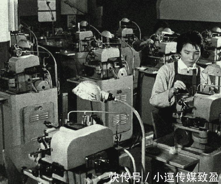上海手表厂|70年代的老照片三转一响时代的上海手表厂