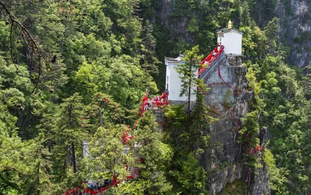 险过悬空寺的建筑，三面临万丈深渊，仅靠4根石柱固定却500年不倒