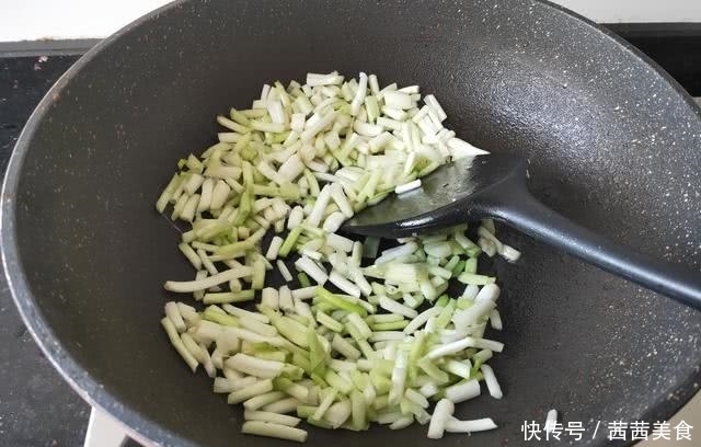 老公用它炒鸡蛋,几十年来第一次看到,没想到又香又嫩,这么好吃